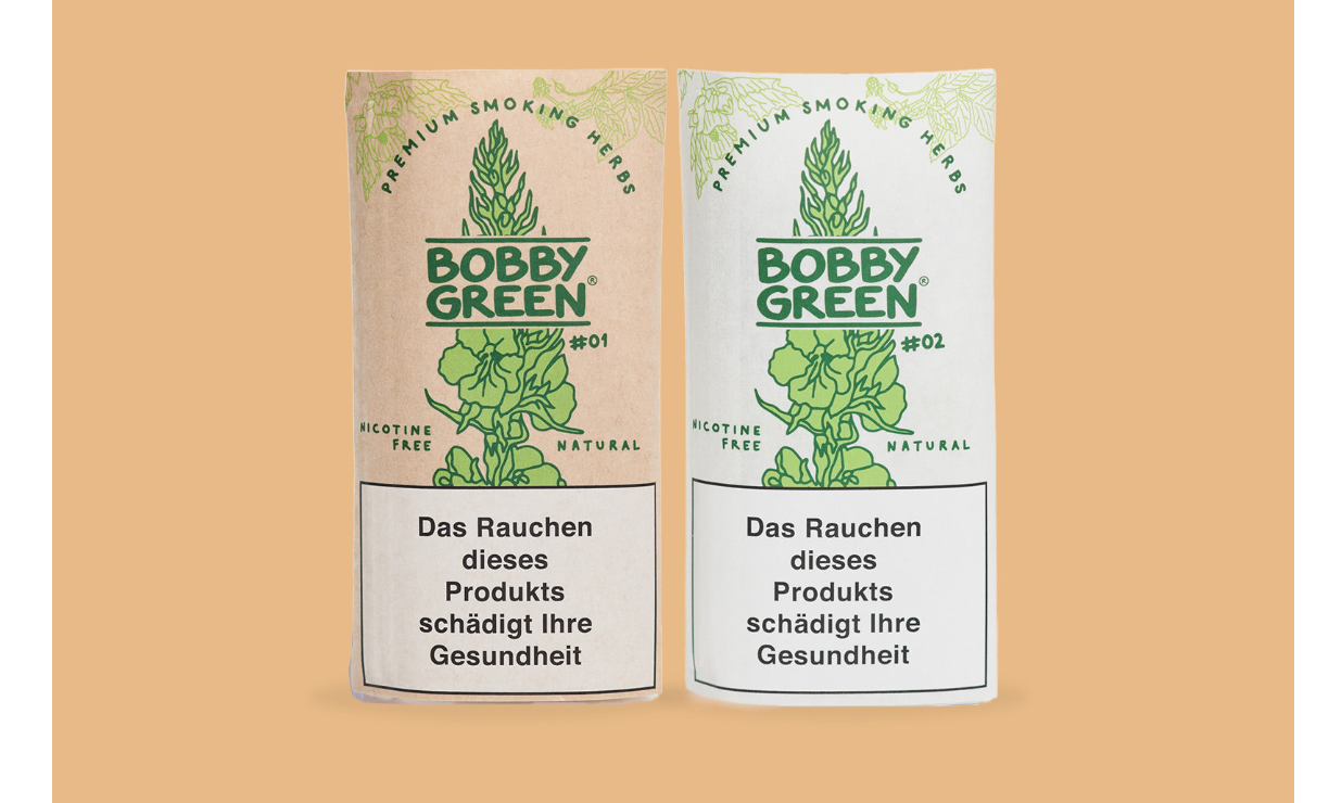 Zwei Beutel Bobby Green Rauchkräuter mit grünem Pflanzenmotiv und Warnhinweis vor beigem Hintergrund zum Erfahrungsbericht