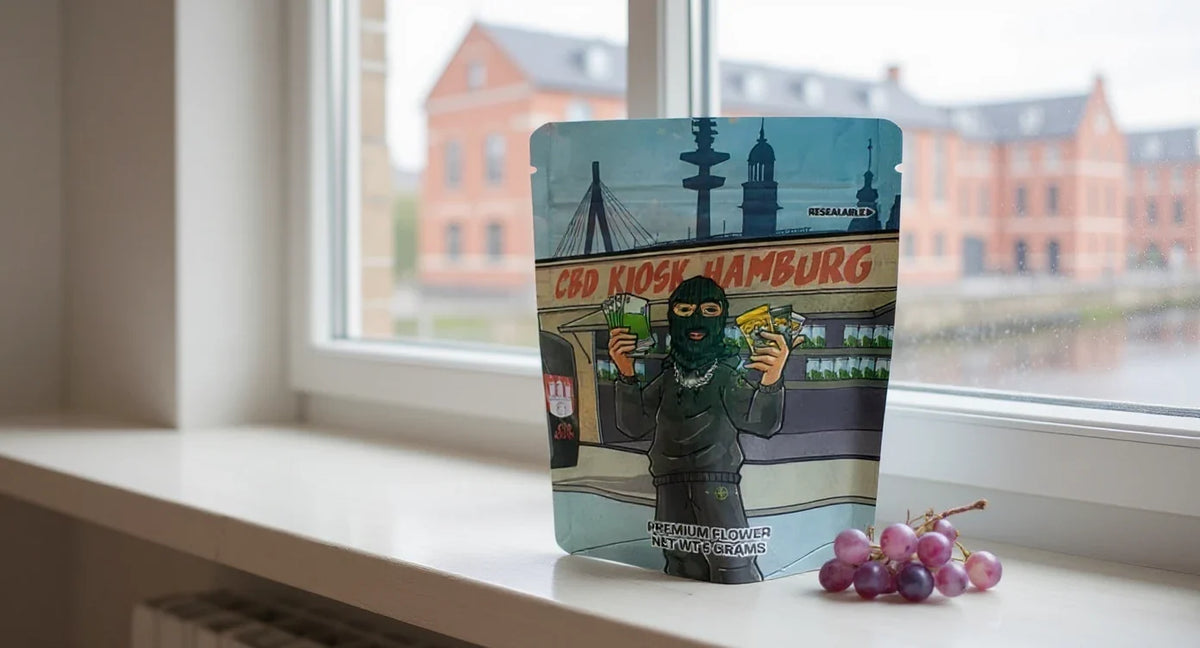 Cali Weed Erfahrungen: CBD Kiosk Hamburg Candy Grape Beutel auf Fensterbank mit Trauben