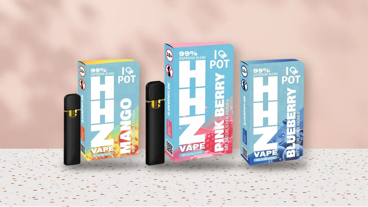 I Love Pot Vapes Mango, Pink Berry und Blueberry mit Verpackung auf Terrazzo, Titelbild zu I Love Pot Erfahrungen