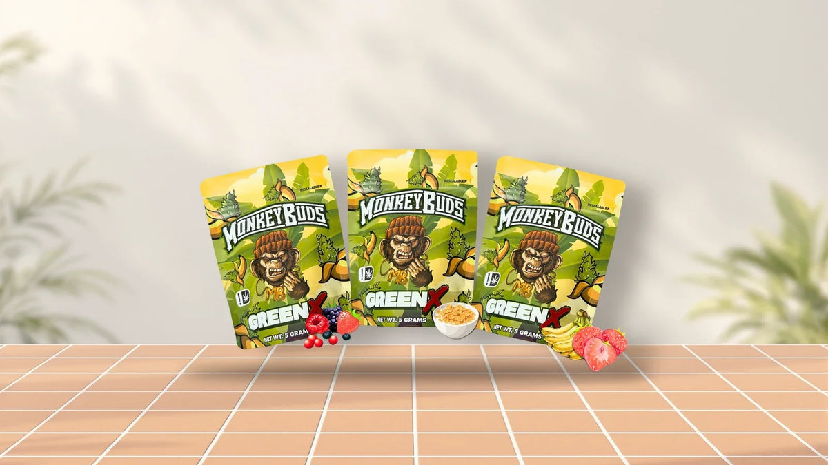 Drei MonkeyBuds GreenX Beutel auf Terrakotta-Fliesen, Titelbild zu MonkeyBuds Erfahrungen