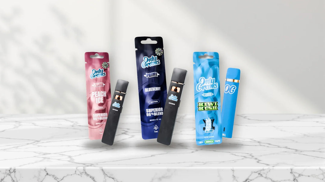 OnlyGrams Vapes Peach Ice, Blueberry und Kiwi Kush mit Verpackung auf weißem Marmor, Titelbild zu OnlyGrams Erfahrungen