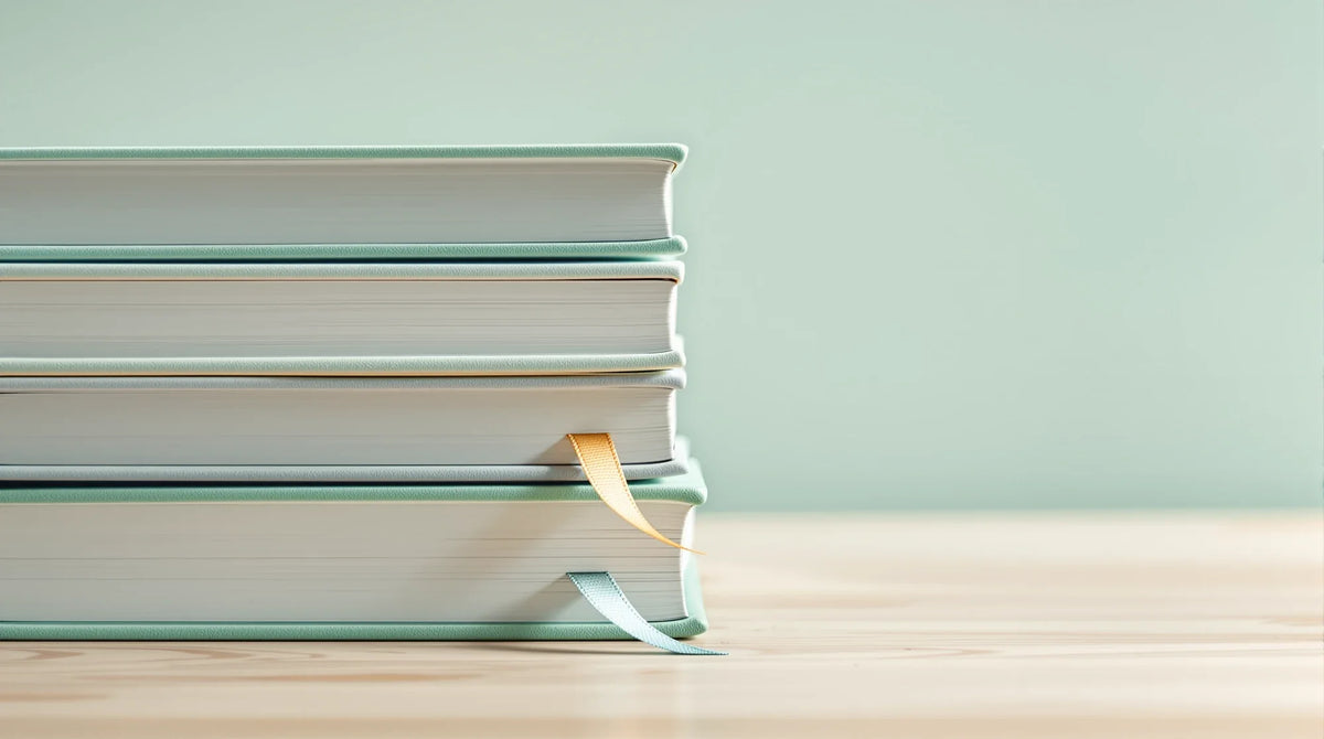 HHC Legalität: Bücherstapel mit Lesebändchen auf hellem Holztisch