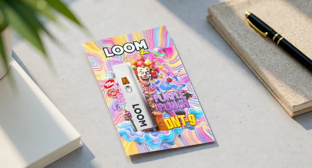 Loom Vape Legalität: Loom DNT-9 Vape Purple Punch neben Notizbuch auf Betontisch