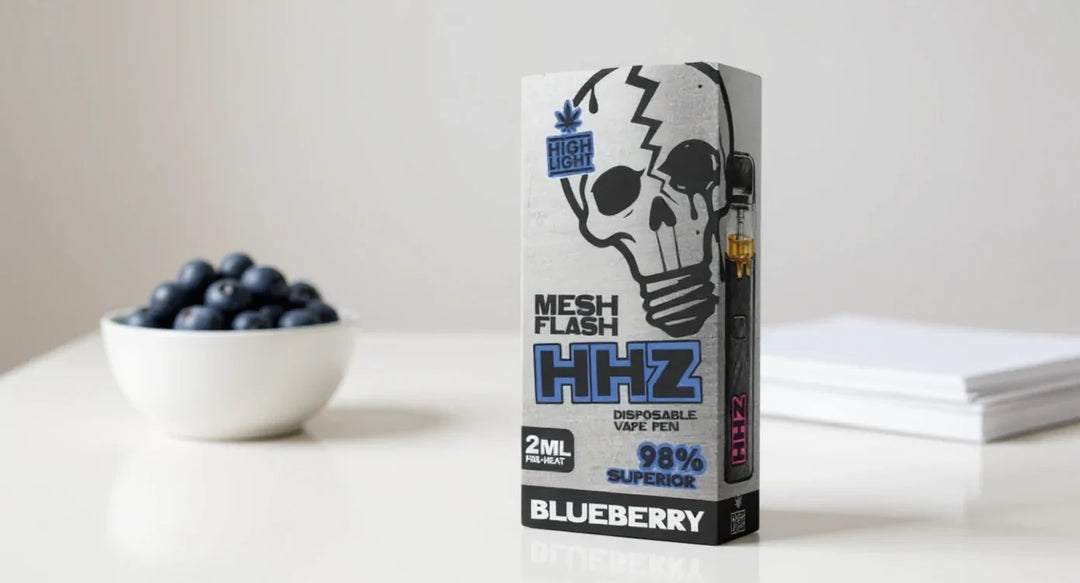 Mesh Flash Legalität: Mesh Flash HHZ Vape Blueberry mit Heidelbeeren auf Schreibtisch