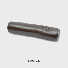 Royal Hash, dunkelbrauner länglicher Riegel mit Prägung