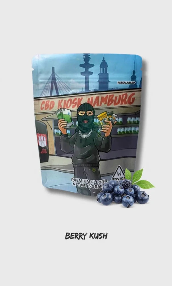 CBD Kiosk Berry Kush 5g: Blütenbeutel mit Hamburg-Motiv, daneben Heidelbeeren und eine Brombeere