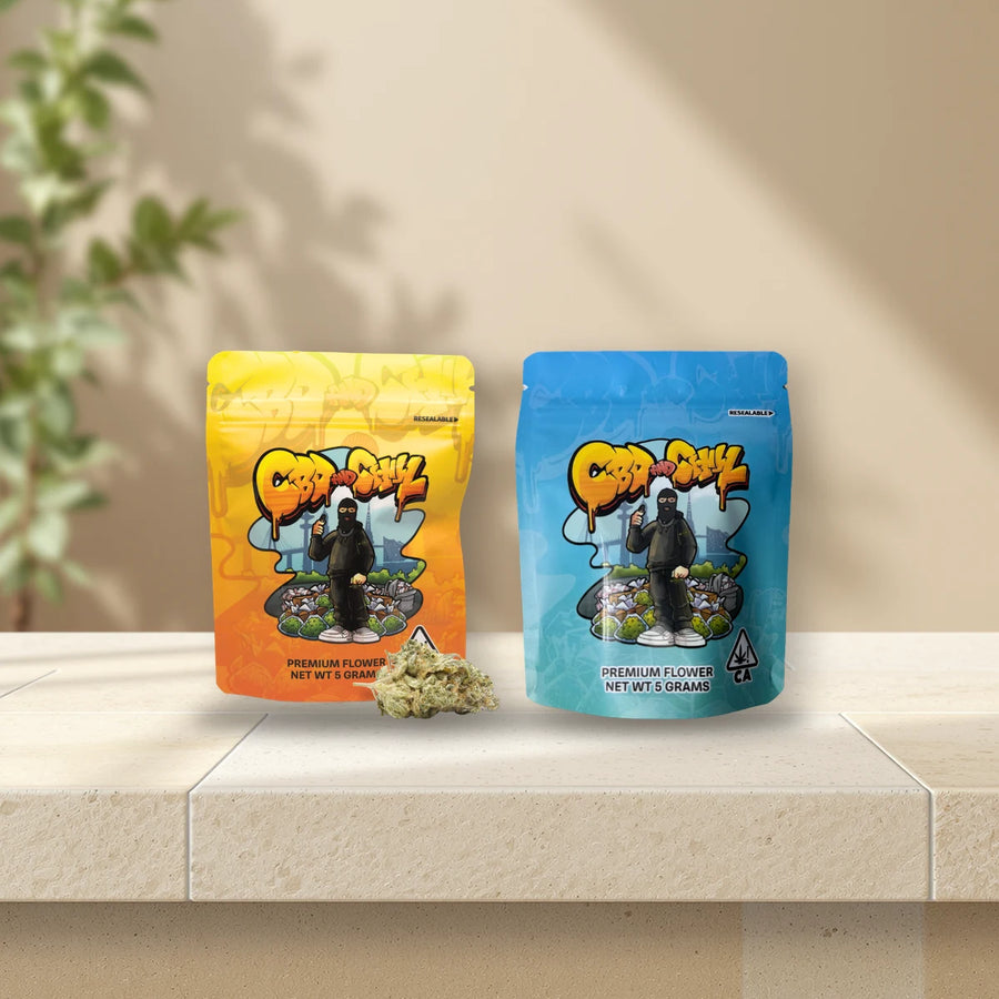 CBD and Chill: Packungen von CBD and Chill auf Travertin