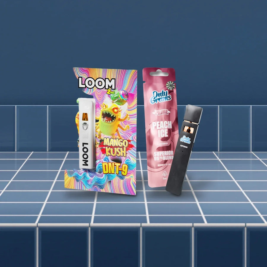 Alternative zu CBN Vapes: Loom Vape Mango Kush und OnlyGrams Vape Peach Ice auf blauen Kacheln