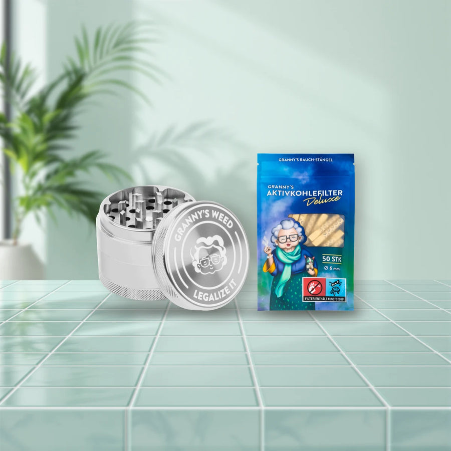 Granny’s Weed: Packungen von Granny’s Weed auf mintgrünen Fliesen