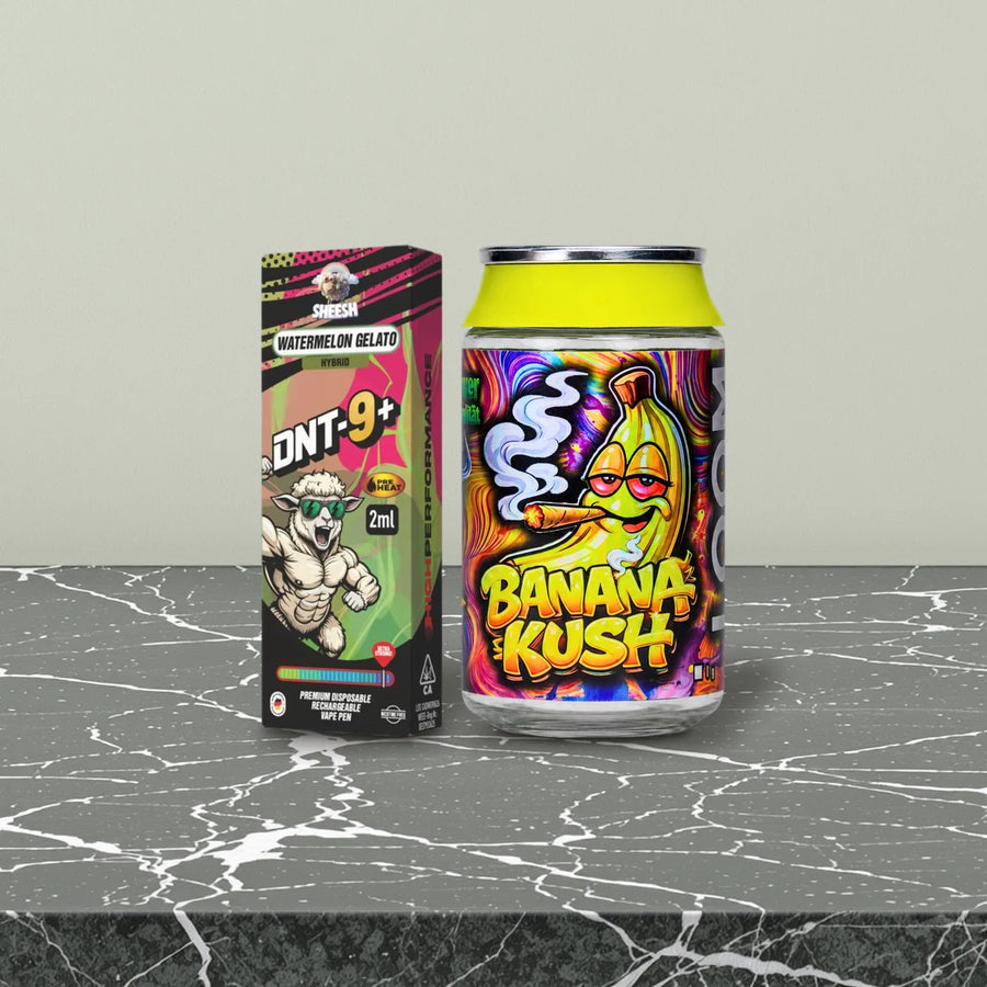 Alternative zu H4CBD: SHEESH Vape Watermelon Gelato und Loom Blüten Banana Kush auf grünem Marmor