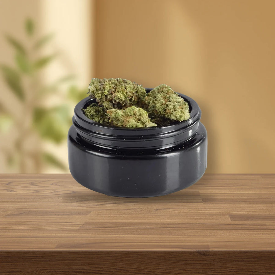 Happy420: Blüten im Glas auf dunklem Nussbaumholz