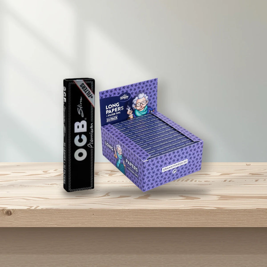 Raucherbedarf: OCB und Granny’s Weed auf hellem Eschenholz