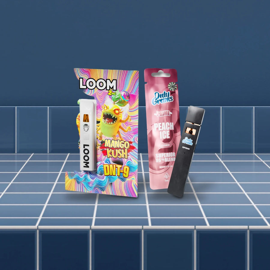 Alternative zu THCJD Vapes: Loom Vape Mango Kush und OnlyGrams Vape Peach Ice auf blauen Kacheln