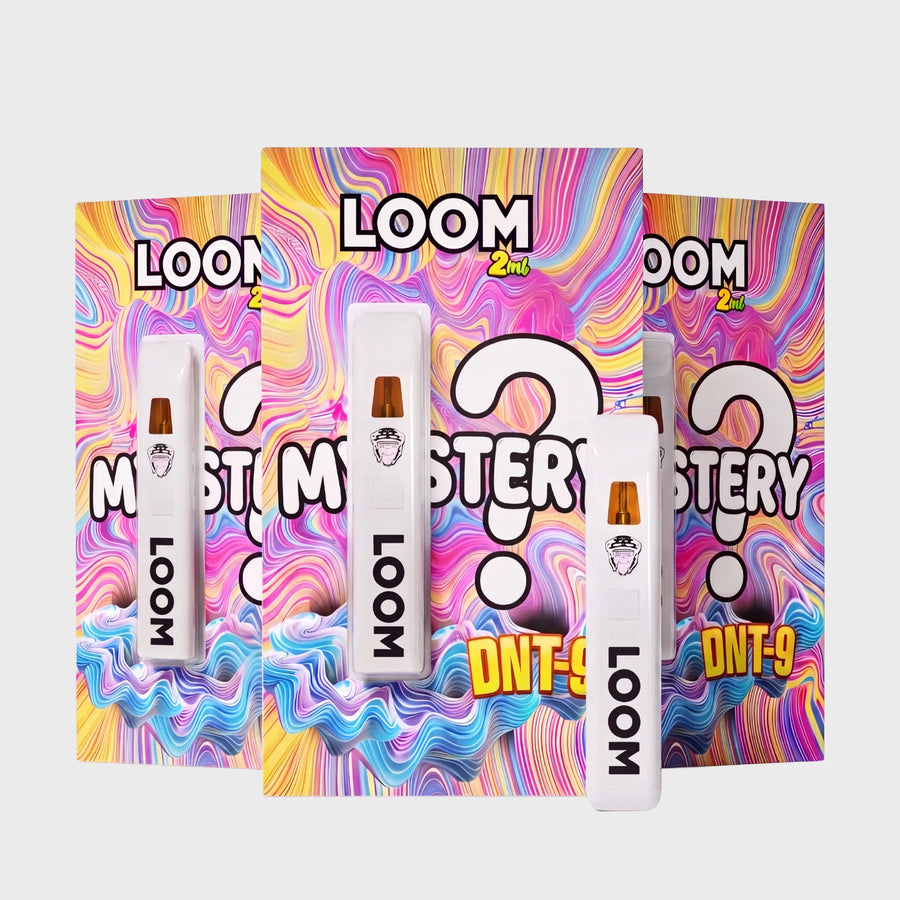 Drei Loom DNT-9 Mystery Verpackungen mit weißen Vapes davor
