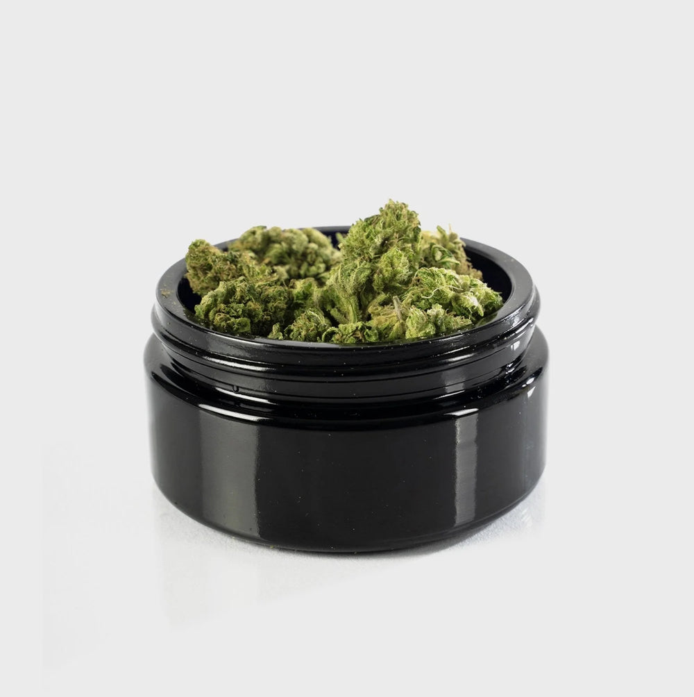 Schwarzes Aufbewahrungsglas gefüllt mit Super Lemon Haze CBD-Blüten